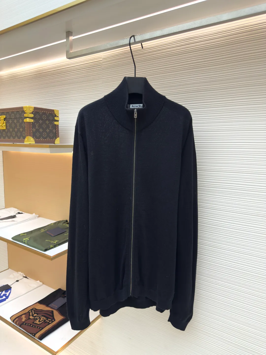 Acne Studios bow wool jacket ●Authentic product: purchased and developed by 2911 ●Item number: 1680686-B15 ●Fabric: wool fabric ●Technology: knitting ●Version: loose fit ●Weight: about 480 grams ●Size: S-M-L ●Description: Interpretation of lazy elegance with premium materials, using 30% Australian merino wool × 70% high-end acrylic, with a delicate soft waxy touch and three-dimensional bone texture. The special line dyeing process is used to customize the black and navy toned yarn. Each strand of yarn is double screened for color purity and flexibility to ensure high-quality color and dense texture. The weaving adopts 90-minute precision flat knitting 3D three-dimensional molding technology. The seamless sleeve connection and every curve are ergonomic. The overall wiring is straight and delicate, the fabric is comfortable and soft, and the color is consistent without color difference. It can be matched with the same style to create a fashionable look and control various occasions. Customized accessories, complete with three standards, same style for men and women!